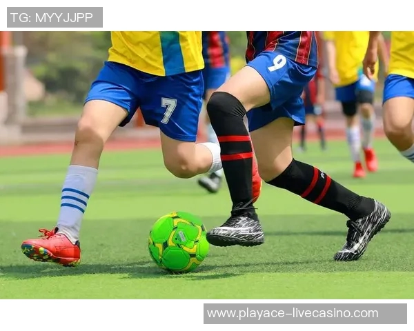 在绿茵场上许下爱的诺言足球场求婚感动瞬间回顾